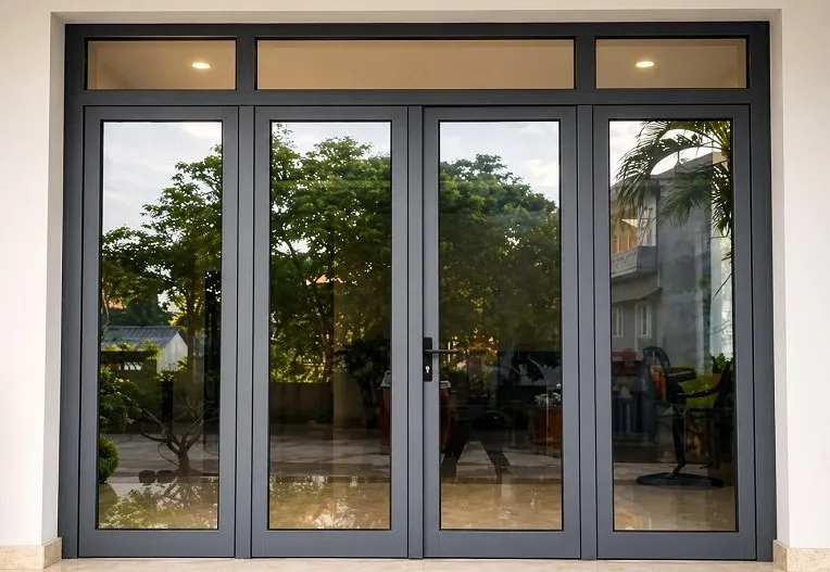 Villa trắng lắp lan can kính ban công